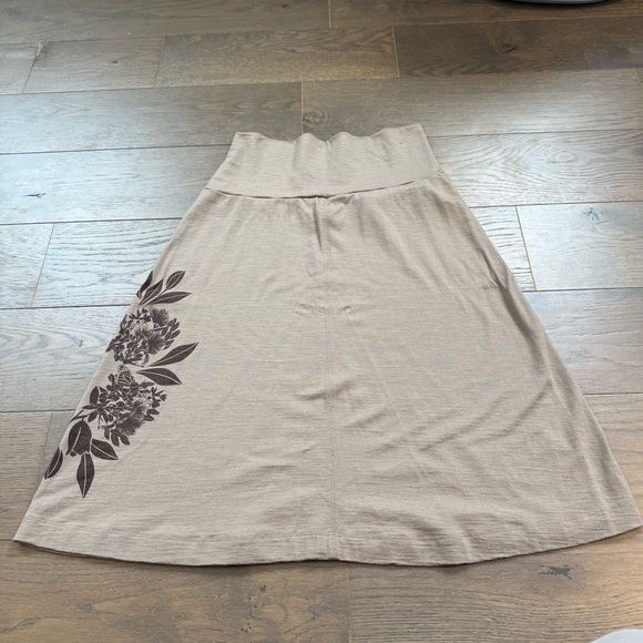 Icebreaker Skirt Sz Medium. Tan with Brown Floral Print - Picture 8 of 10